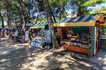 Bol - stánky se suvenýry na promenádě, ostrov Brač, Chorvatsko