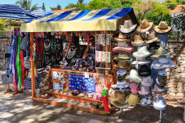 Bol - stánky se suvenýry na promenádě, ostrov Brač, Chorvatsko