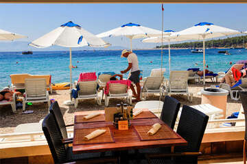 Bol - restaurace na pláži, ostrov Brač, Chorvatsko