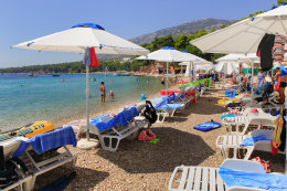 Bol - restaurace na pláži, ostrov Brač, Chorvatsko