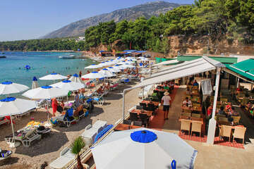 Bol - restaurace na pláži, ostrov Brač, Chorvatsko