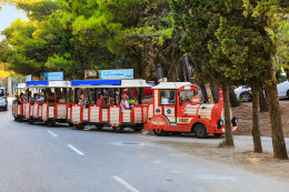 Bol - vláček na pláž Zlatni rat, ostrov Brač, Chorvatsko