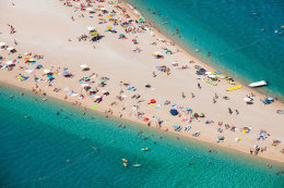 Bol - pláž Zlatni rat, ostrov Brač, Chorvatsko