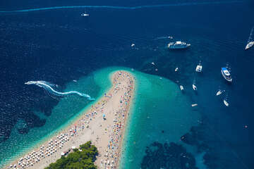 Bol - pláž Zlatni rat, ostrov Brač, Chorvatsko