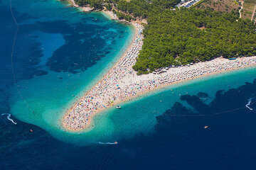 Bol - pláž Zlatni rat, ostrov Brač, Chorvatsko