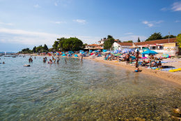 Sv. Filip i Jakov - oblázkové pláže v centru letoviska, Chorvatsko