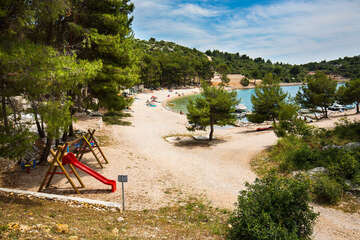 Letovisko Drage - oblázková pláž Porat, Zadarská riviéra, Chorvatsko