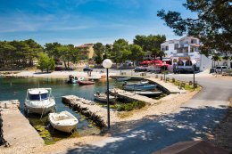 Letovisko Drage - oblázková pláž u přístavu, Zadarská riviéra, Chorvatsko