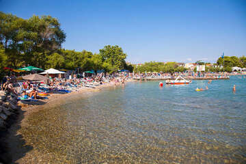 Vodice - Blata, pláž Plava plaža, Šibenická riviéra, Chorvatsko