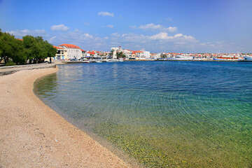 Pláž ve Vodicích, Šibenická riviéra, Chorvatsko