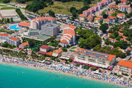 Baška - pláž Vela plaža - letecký pohled, ostrov Krk, Chorvatsko