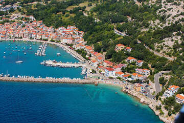 Baška - letecký pohled, ostrov Krk, Chorvatsko