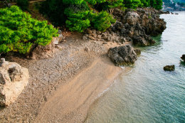 Pláže Medići, Omišská riviéra, Chorvatsko