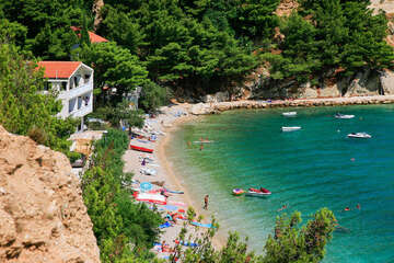 Mimice - oblázková pláž, Omišská riviéra, Chorvatsko