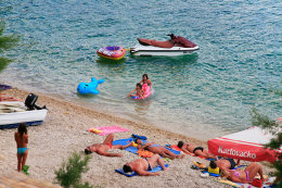 Mimice - oblázková pláž, Omišská riviéra, Chorvatsko