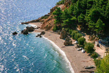 Mimice - oblázková pláž, Omišská riviéra, Chorvatsko