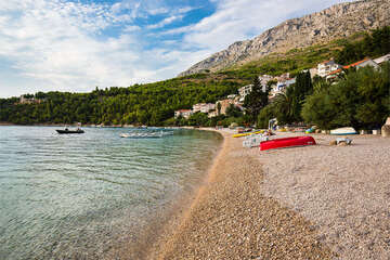 Staniči - oblázková pláž Velika Luka, Omišská riviéra, Chorvatsko