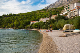 Staniči - oblázková pláž Velika Luka, Omišská riviéra, Chorvatsko