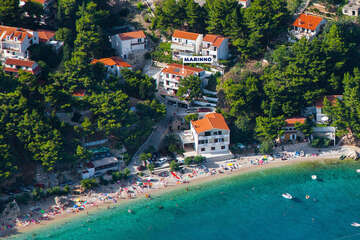 Mimice - letecký pohled, Omišská riviéra, Chorvatsko