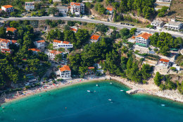 Mimice - letecký pohled, Omišská riviéra, Chorvatsko