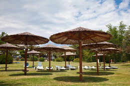 Rajska plaža, Lopar - slunečníky u pláže, ostrov Rab, Chorvatsko