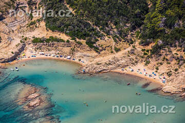 Další pláže severně od Loparu, ostrov Rab, Chorvatsko