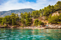 Bol - FKK pláž Paklina u Zlatneho ratu, ostrov Brač, Chorvatsko