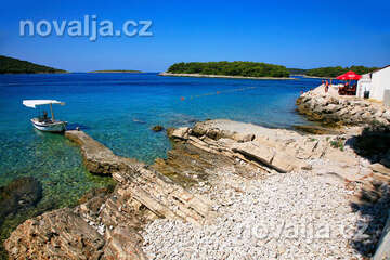 Maslinica - pláže, ostrov Šolta, Chorvatsko