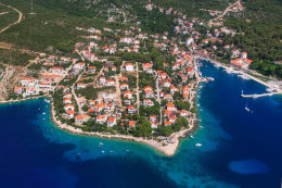 Maslinica, ostrov Šolta, Chorvatsko