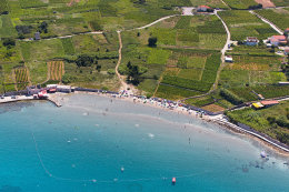 Lumbarda - písečná pláž Bilin Žal, ostrov Korčula, Chorvatsko