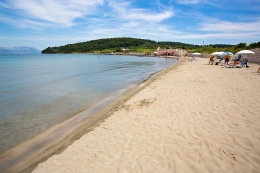 Lumbarda - písečná pláž Bilin Žal, ostrov Korčula, Chorvatsko