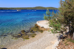 Letovisko Milna - pláž, ostrov Brač, Chorvatsko