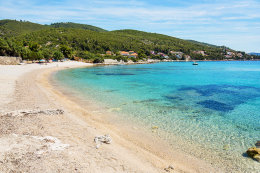 Prižba - písčitooblázková pláž Vela plaža na poloostrově Ratac, ostrov Korčula, Chorvatsko