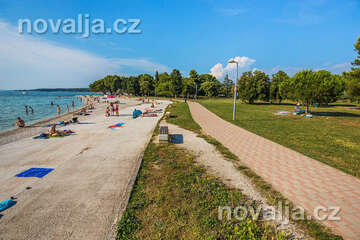 Fažana - oblázková pláž San Lorenzo, Istrie, Chorvatsko