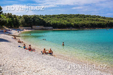 Pula - Banjole - oblázková pláž u hotelu Centinera, poloostrov Istrie, Chorvatsko