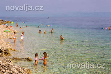 Prigradica - oblázková pláž v centru za velkým molem, ostrov Korčula, Chorvatsko