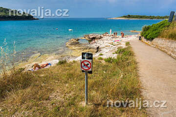 Pula - Banjole - cesta k pláži s plochými kameny, poloostrov Istrie, Chorvatsko