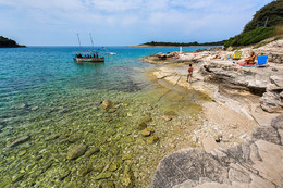 Pula - Banjole - ploché kameny, poloostrov Istrie, Chorvatsko