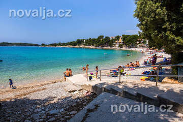 Pula - Banjole - oblázková pláž u hotelu Centinera, poloostrov Istrie, Chorvatsko