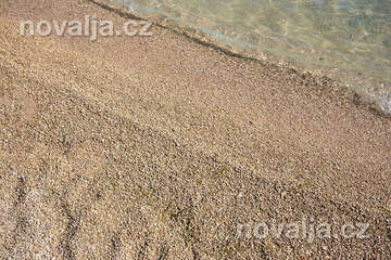 Sv. Filip i Jakov - oblázková pláž v centru letoviska, Chorvatsko