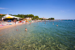 Sv. Filip i Jakov - oblázkové pláže v centru letoviska, Chorvatsko