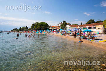 Sv. Filip i Jakov - oblázkové pláže v centru letoviska, Chorvatsko