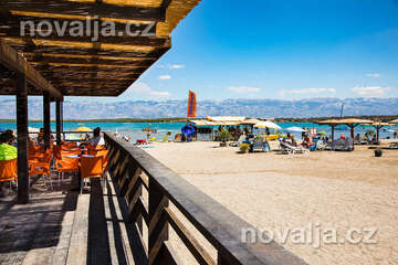 Nin - restaurace u písečné pláže Ninska laguna, Zadarská riviéra, Chorvatsko