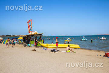 Nin - vodní atrakce u písečné pláže Ninska laguna, Zadarská riviéra, Chorvatsko