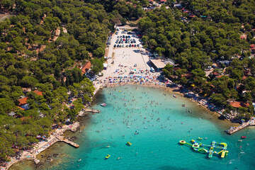 Biograd na Moru - oblázková pláž Soline, Chorvatsko