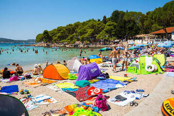 Biograd na Moru - oblázková pláž Soline, Chorvatsko