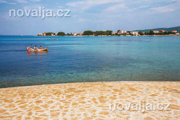 Sukošan - betonová terasa ke slunění, Zadarská riviéra, Chorvatsko