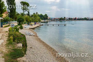 Sukošan - oblázková pláž, Zadarská riviéra, Chorvatsko