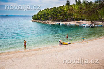 Letovisko Drage - oblázková pláž Porat, Zadarská riviéra, Chorvatsko