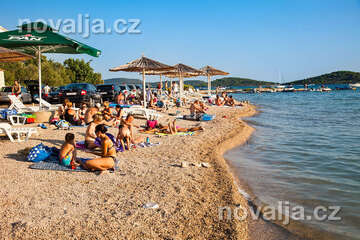 Vodice - oblázkové pláže mezi Vodicemi a Srimou, Šibenická riviéra, Chorvatsko